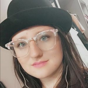 Meet your Posher, Elora